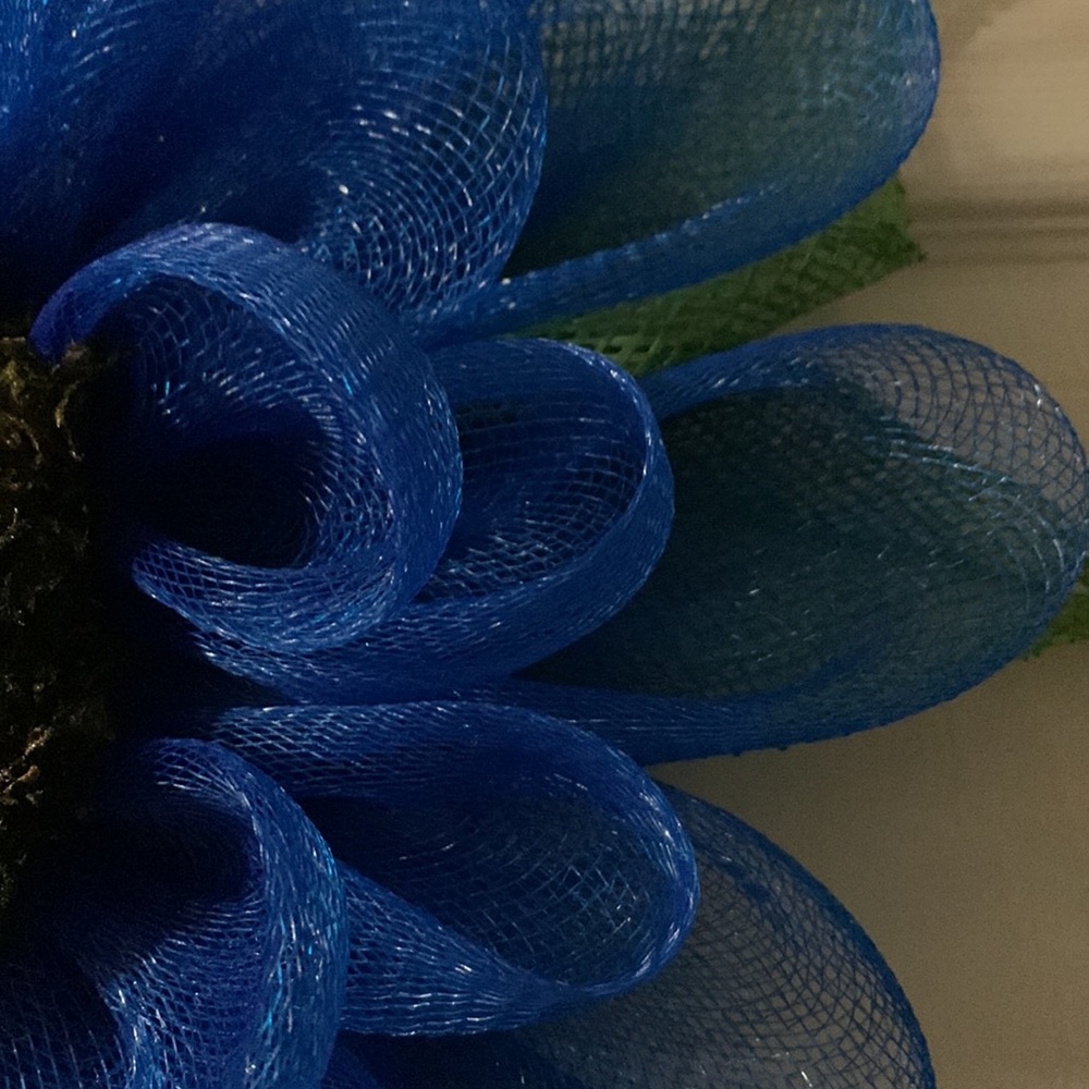 A beautiful blue mesh winter flower wreath. - Picture 3 of 7